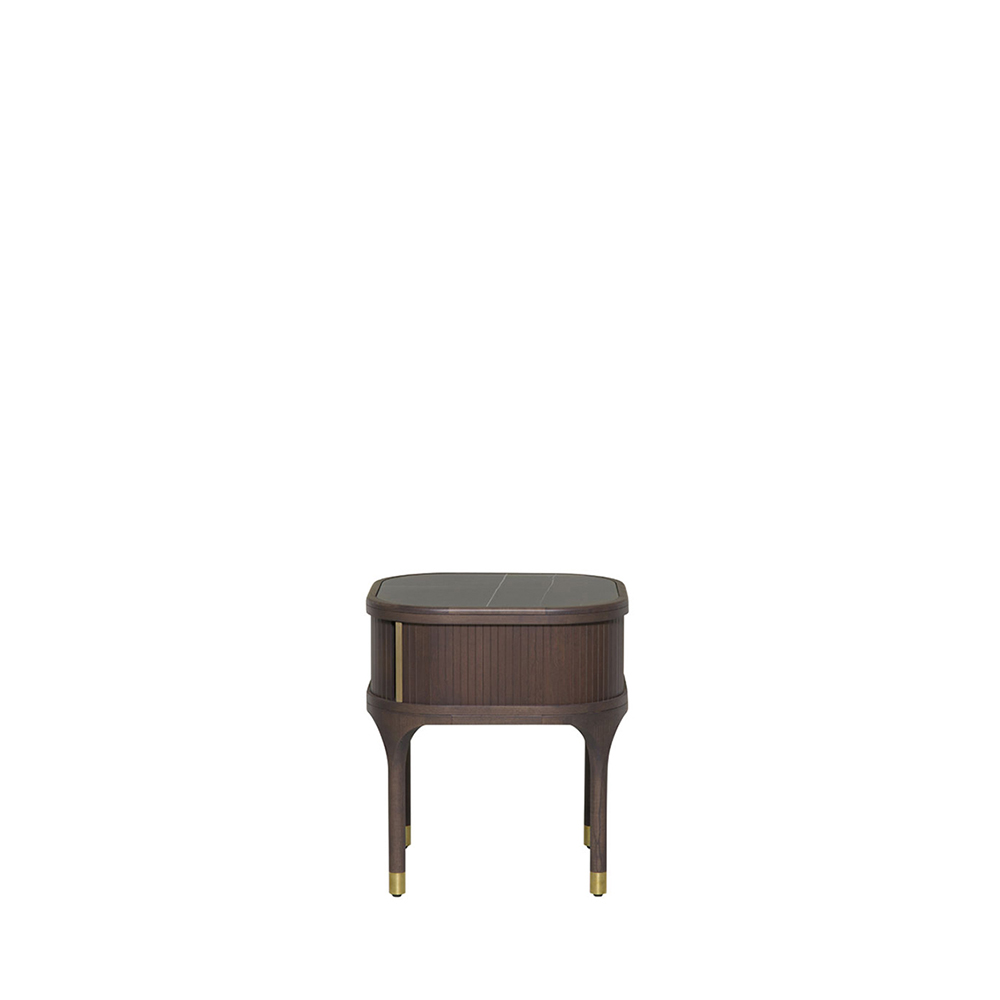 Sofisticato e ed elegante, il comodino Joyce è un piccolo complemento in legno di frassino dal design ricercato.
