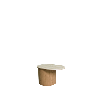 Originale e sofisticato, Bitta è un tavolino con basamento in legno di frassino con preziosa lavorazione completato da un piano in pietra.