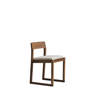 Le forme geometriche e semplici rendono la sedia Burton un complemento d'arredo essenziale e ricercato.