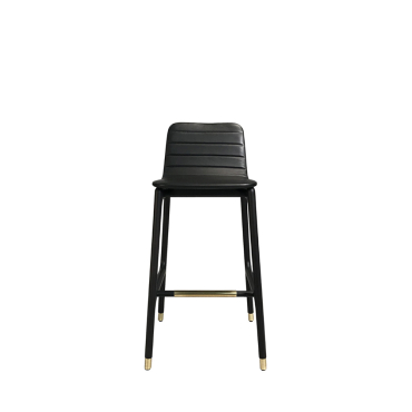 Senza tempo e dal design esclusivo, lo sgabello bar della collezione Joyce è un complemento d'arredo elegante rifinito in ogni dettaglio.