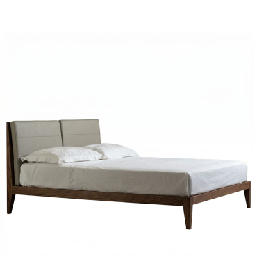Felice è un letto matrimoniale con struttura in legno di ciliegio leggera e semplice.