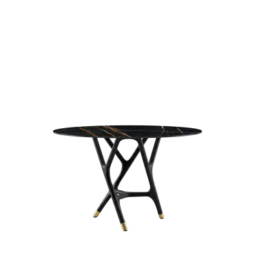 Il tavolo Joyce proposto con piano rotondo in pietra. Geometrico e dal design unico, Joyce ha un prezioso basamento in legno di frassino tornito con puntale in ottone.