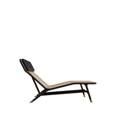 Elegante, sinuosa e snella è la struttura in legno di frassino tornito della chaise longue Joyce, un'oggetto d'arredo minimale e raffinato.